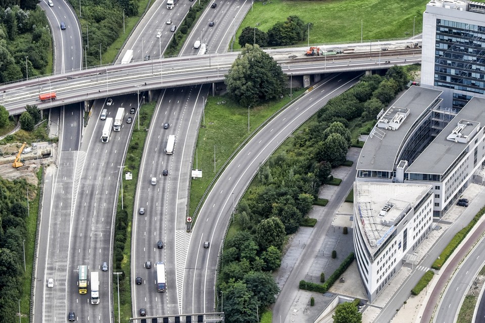 kunst Persona maatschappij Maximumsnelheid op Antwerpse Ring daalt naar 80 kilometer per uur: “Noem  het een hybride weg” (Antwerpen) | Het Nieuwsblad Mobile