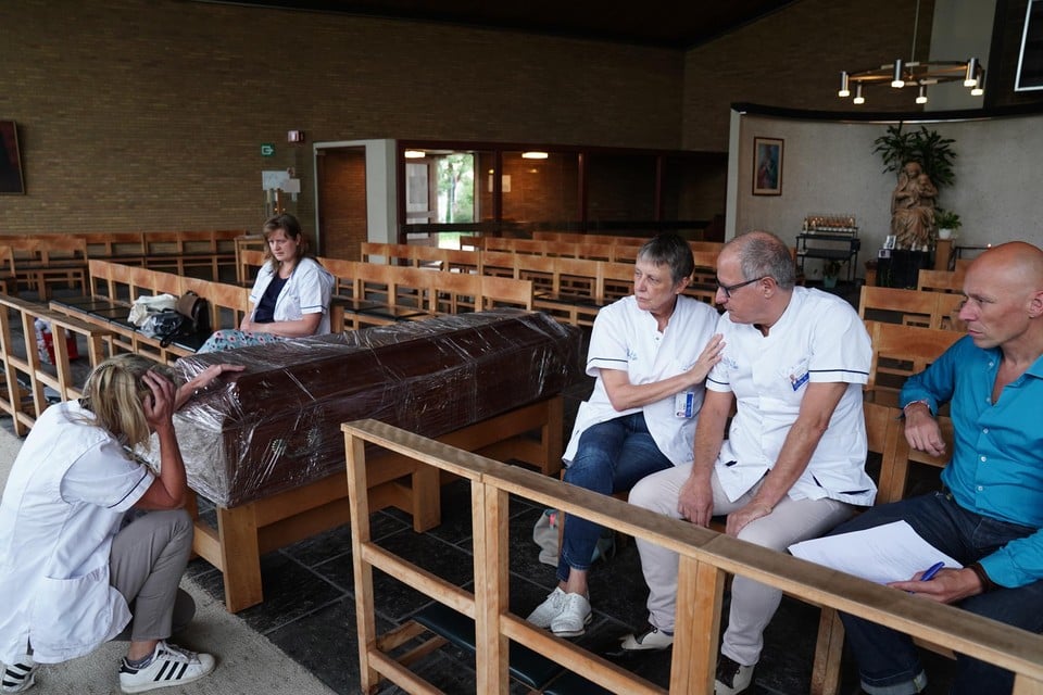 De acteurs repeteren in de kapel van het UZ Gent. Tijdens de voorstellingen zullen ze volledig uitgedost zijn in zelfontworpen kostuums