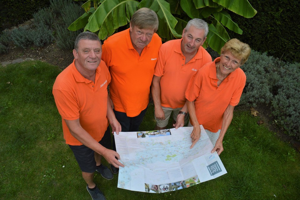 Met de kaart in de hand zullen Jean-Marie, Marnic, Dirk en Claire de hele Leie afstappen voor het goede doel.