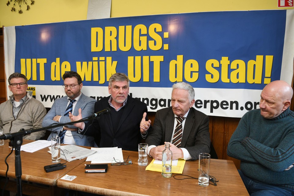 Filip Dewinter omringd door gewezen en gefrustreerde politieambtenaren. “Bart De Wever kan als burgemeester het leger zelf opvorderen.” 