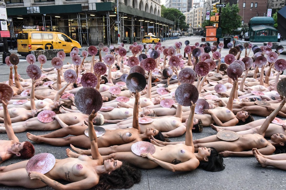Archiefbeeld: in 2019 liet kunstenaar Spencer Tunick vrouwen poseren voor de gebouwen van - toen nog - Facebook Inc. om hun beleid inzake naaktheid en het al dan niet tonen van tepels aan te klagen. 