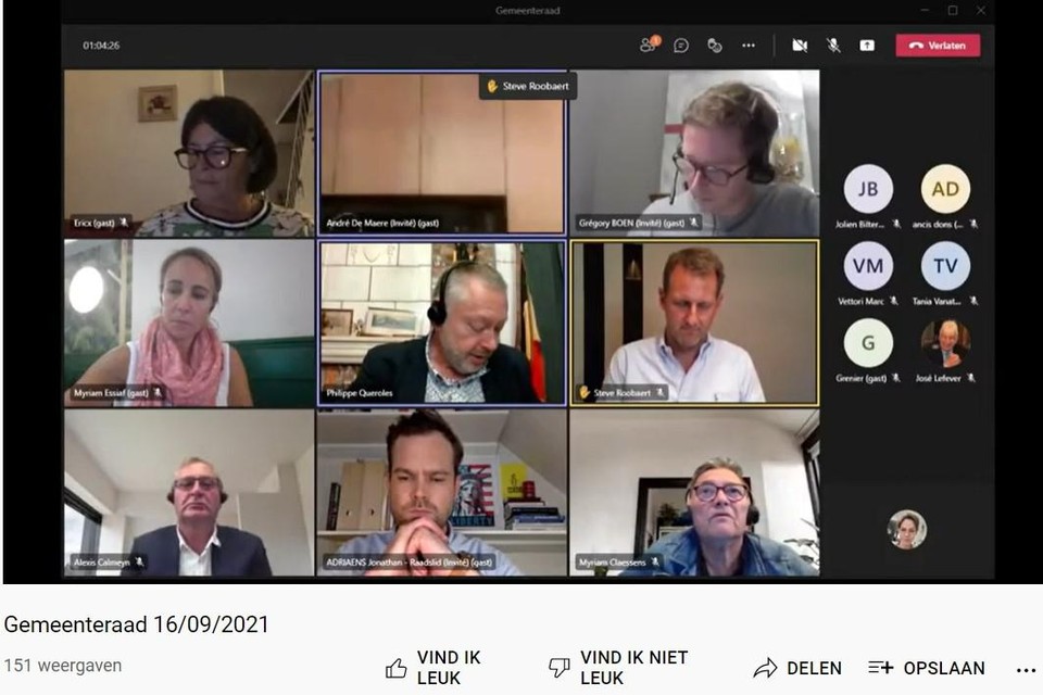 Jonathan Adriaens (onderaan midden) kwam tussen in het Frans, wat hem enkele terechtwijzingen opleverde.