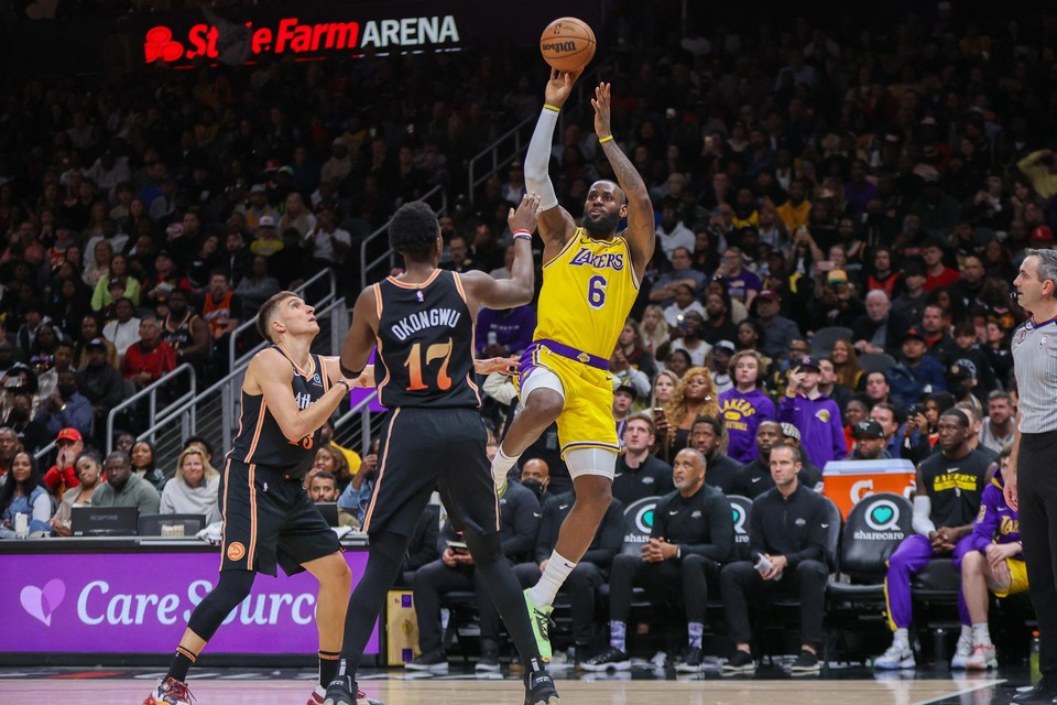 LeBron James leidt LA Lakers op zijn 38ste verjaardag met 47 punten naar  overwinning | Het Nieuwsblad Mobile