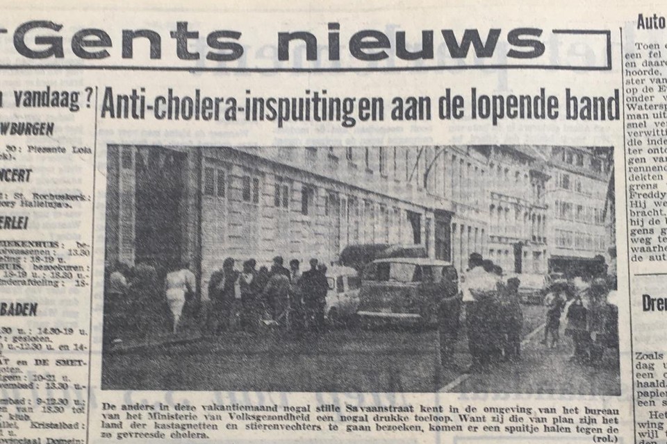 File voor een choleraspuitje in de Savaanstraat in 1971, net als vandaag voor een spuitje tegen Covid-19 in Flanders Expo.