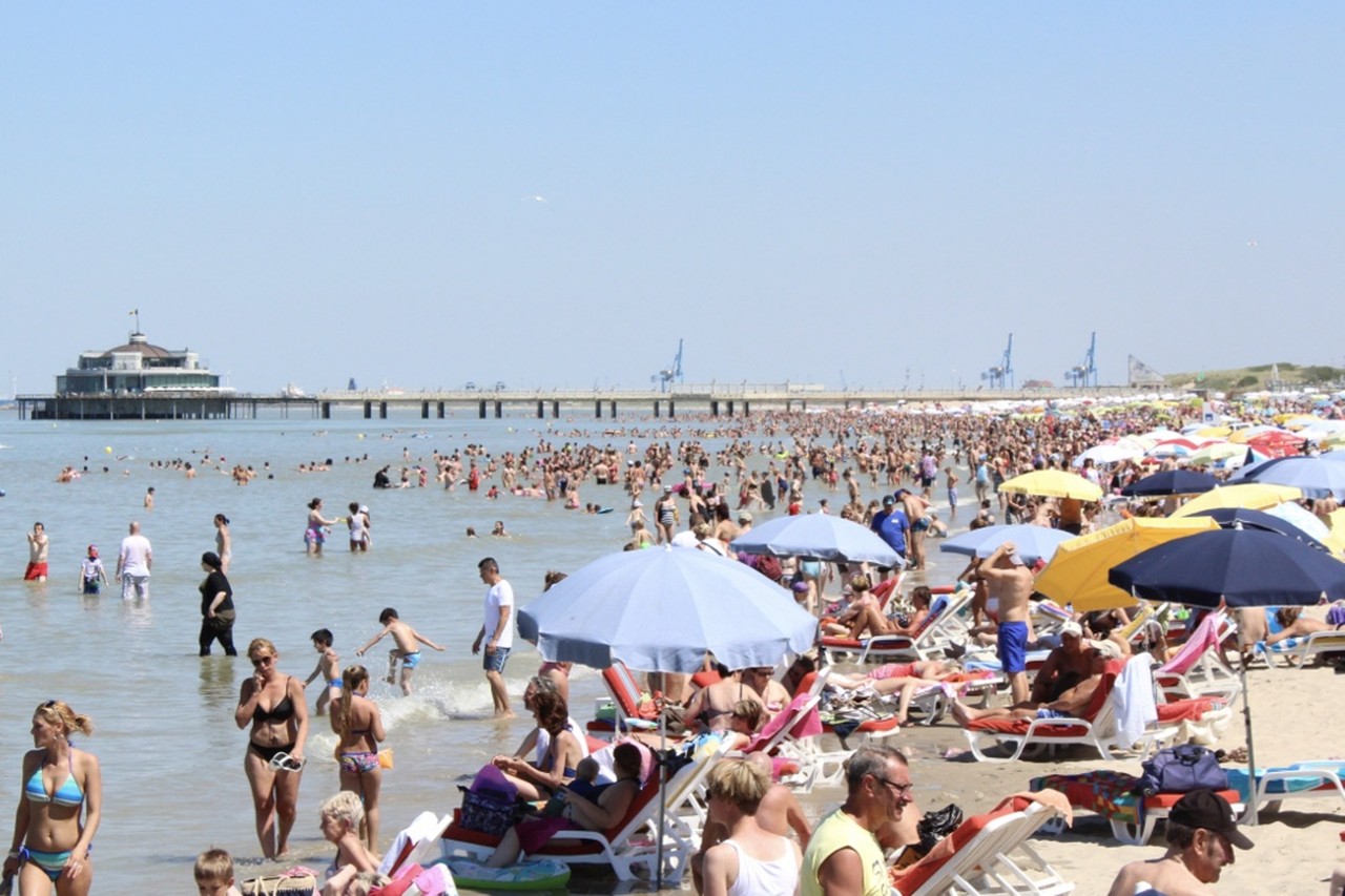 Zonnen op het strand van deze zomer? Alleen achter windzeil en slechts plaats voor 10.000 man (Blankenberge) | Het Nieuwsblad Mobile