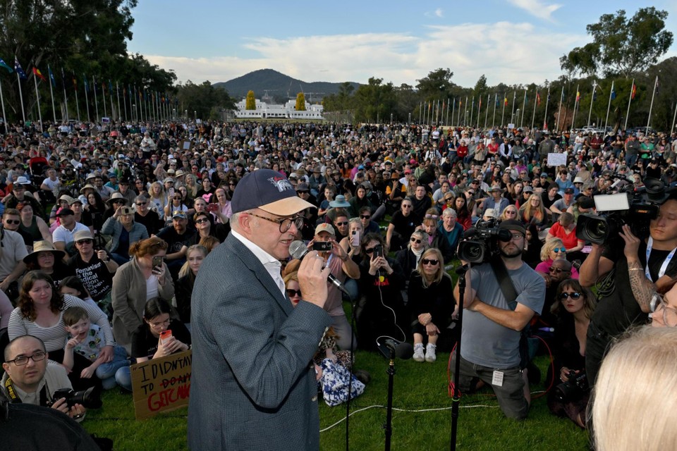 De Australische premier spreekt de demonstranten toe.