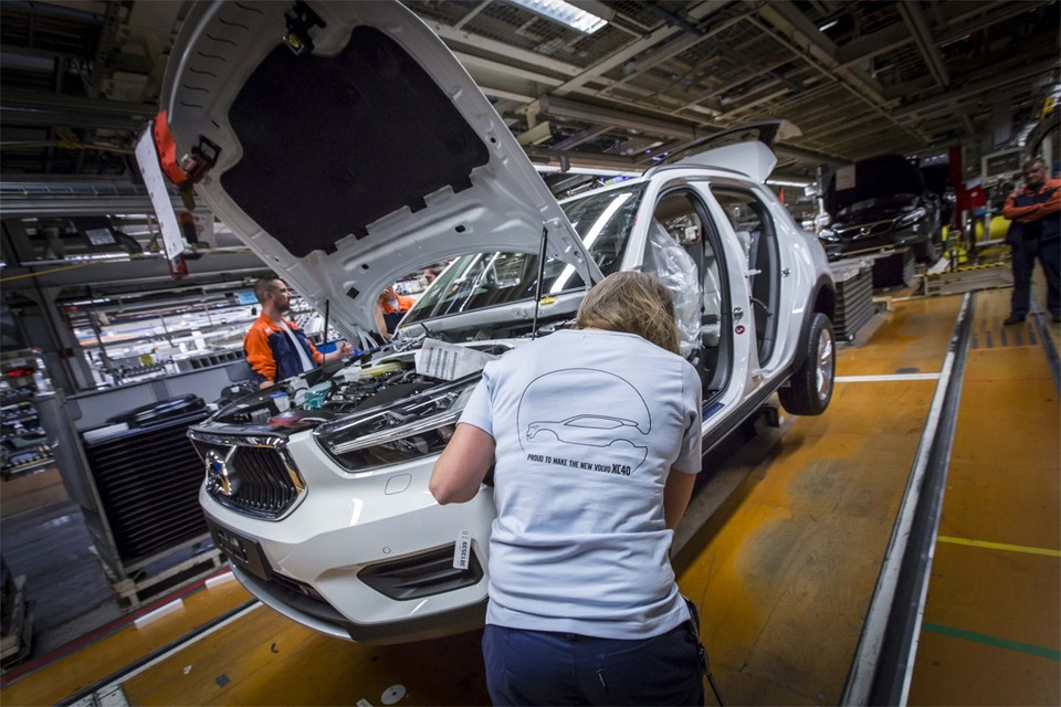De laatste doet het licht uit: bij Volvo Cars in Gent valt de band stil. De 6.000 medewerkers worden tijdelijk werkloos door ‘overmacht’. 