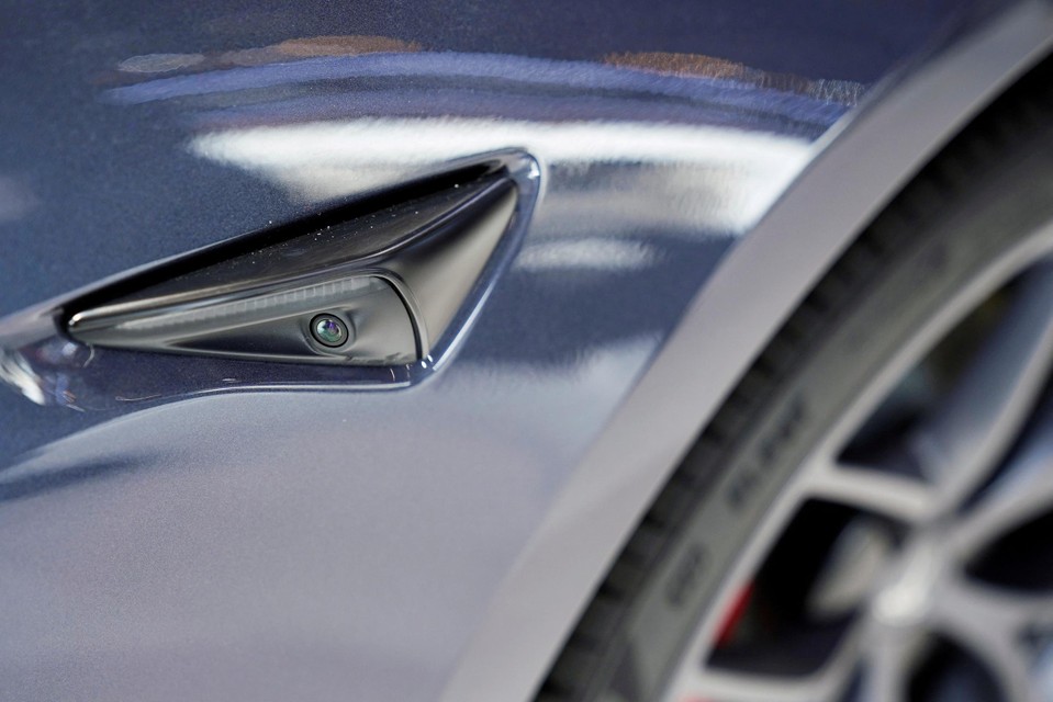 Tesla-wagens bevatten kleine camera’s langs de buitenkant zodat de wagen de verkeerssituatie kan helpen inschatten.