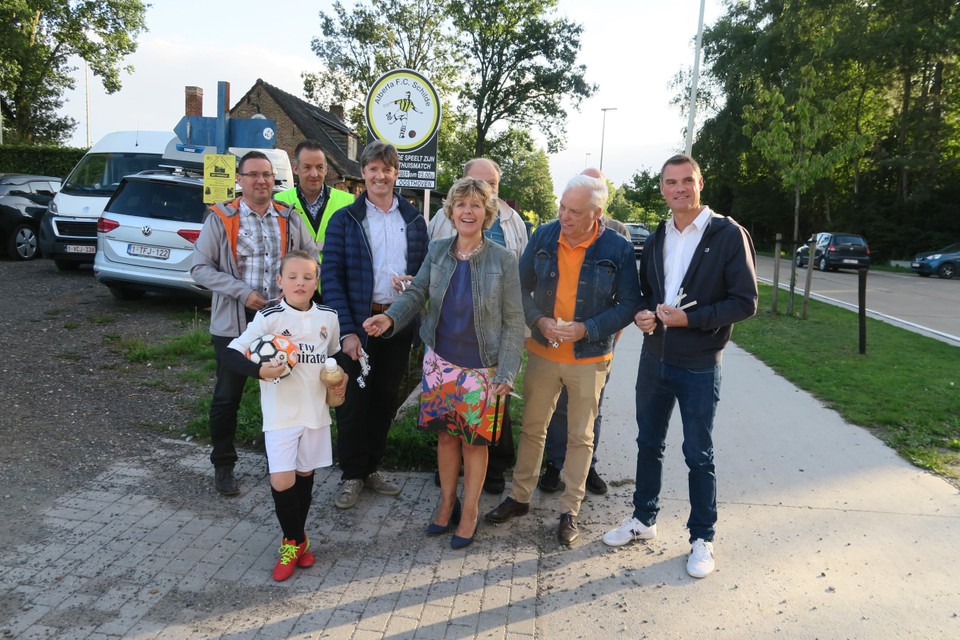 Vier jaar geleden voerden ook de CD&amp;V-afdelingen van Schilde en Zoersel samen actie voor verkeersmaatregelen op dit punt bij FC Alberta. Je herkent onder meer Katrien Schryvers en Hans Hanssen.