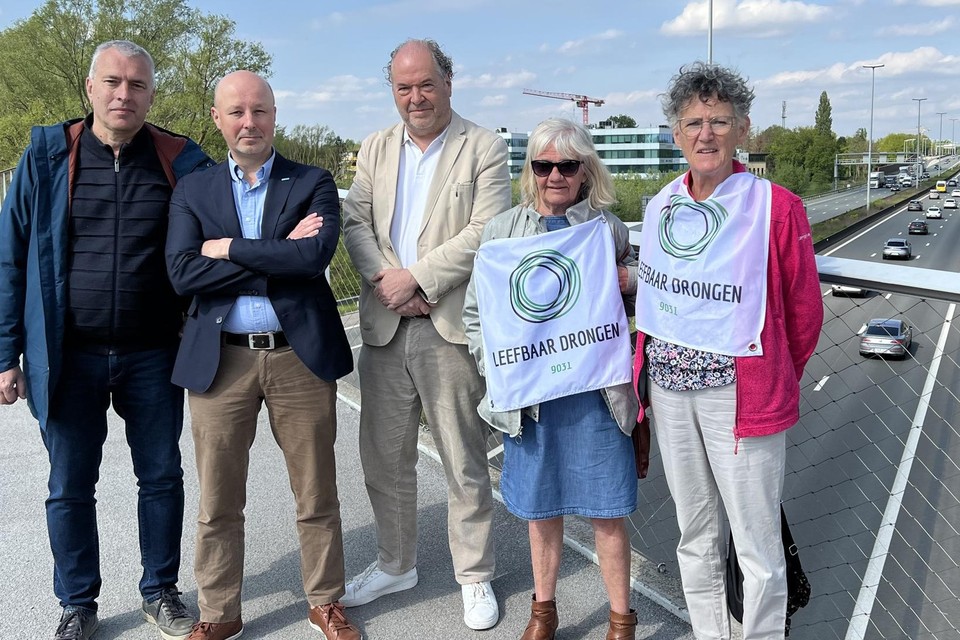 “Duizenden mensen hebben last van de luide snelwegen”, zegt Wim Vancauwenberghe (tweede van links). 