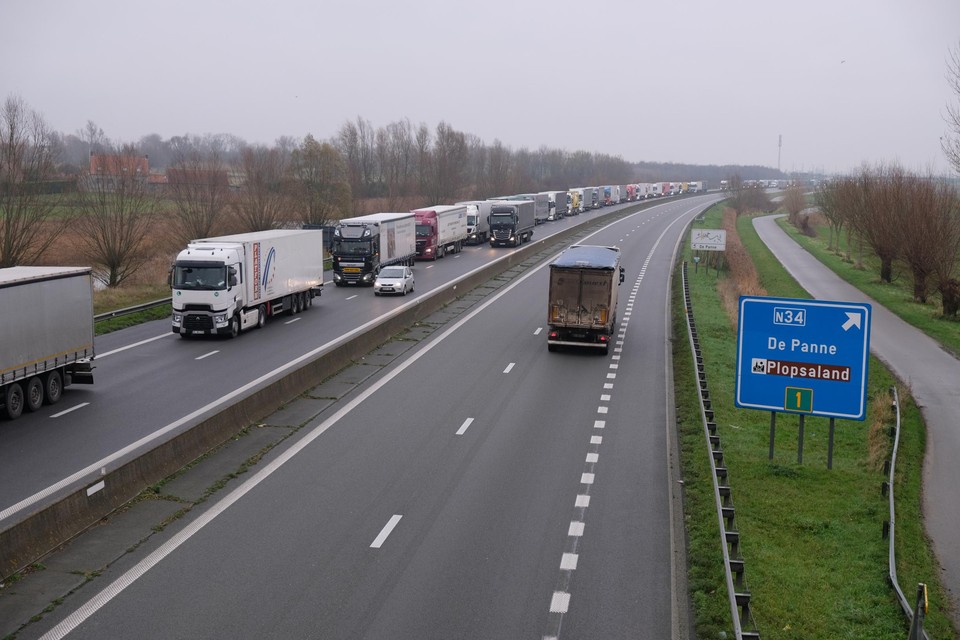 Aan de Franse grens in Adinkerke staan lange files van vrachtwagens. 