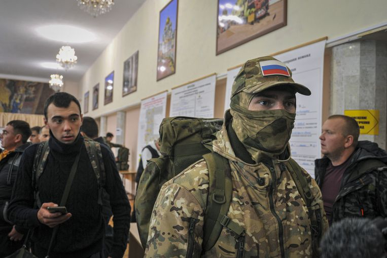 Zo veel zit Poetin met ons in...”: Russisch leger zit door voorraad heen, dus moeten reservisten hun wapens zelf kopen | Nieuwsblad Mobile