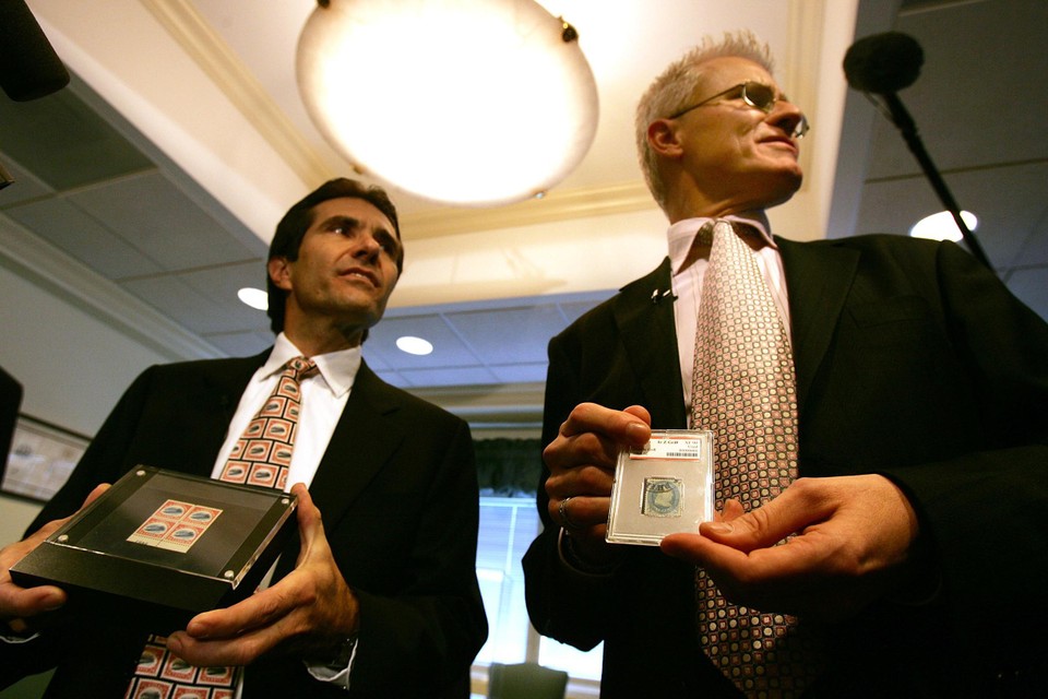 Voorzitter van de Mystic Stap Company Donald Sundman (links) en postzegelhandelaar Charles Shreve (rechts) die invalt voor Bill Gross