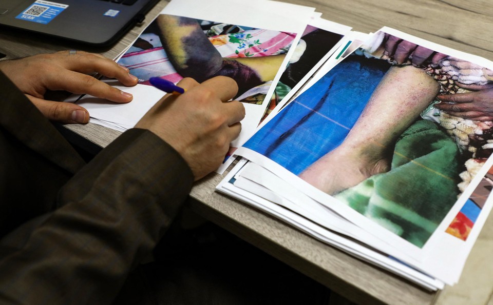 Un médecin irakien examine des photos dans les dossiers médicaux de patients atteints de CCHF.