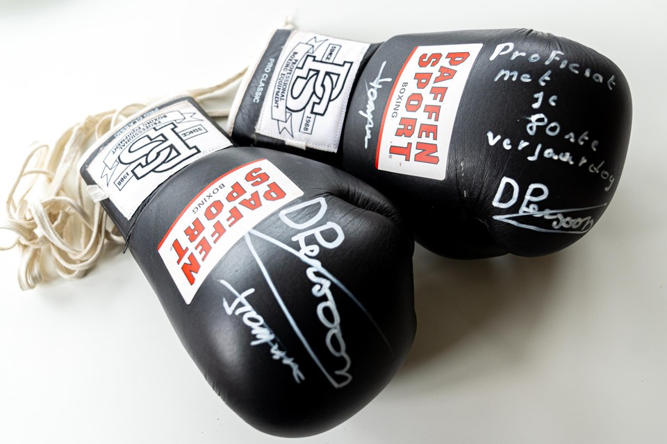 De handschoenen waarmee Delfine Persoon zich tot wereldkampioene bokste, deed ze cadeau aan Lebuf.
