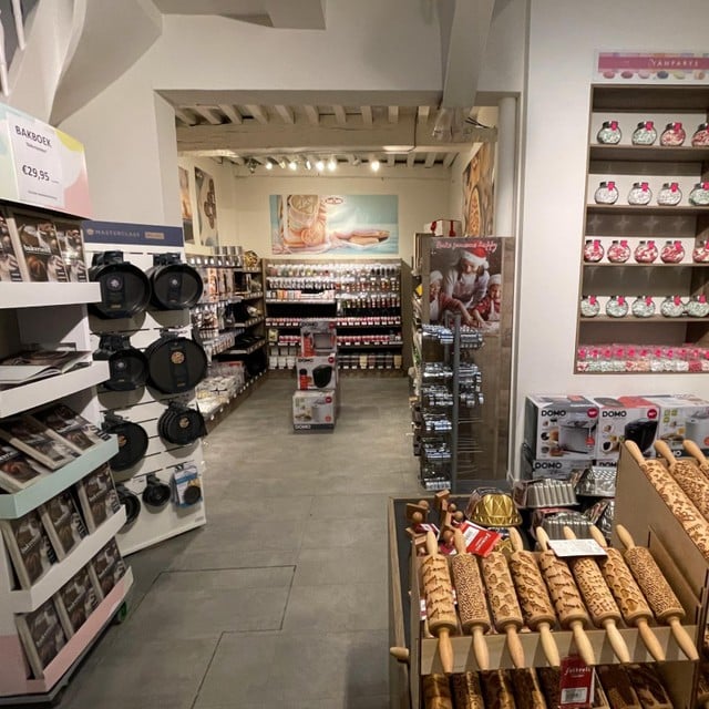Aan bakinspiratie en het nodige gerief geen gebrek in de tijdelijke winkel op de Eiermarkt.