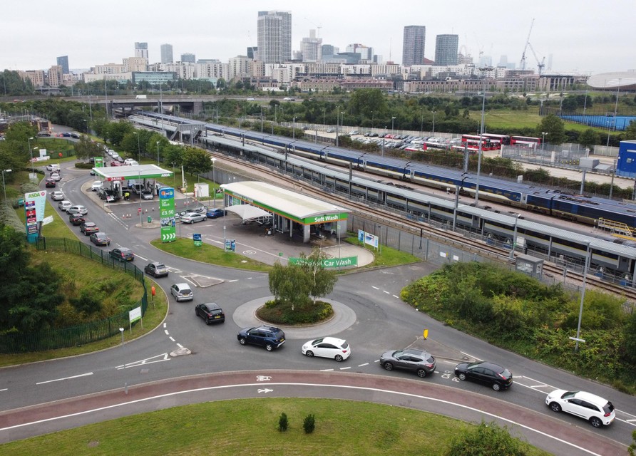 Lange rij aan de tankstations in het Verenigd Koninkrijk 