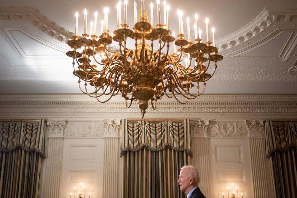 Biden – hier in het Witte Huis in Washington – laat een stortvloed aan presidentiële decretenlos op zijn staat. Wie verwachtte die omwenteling van de oude establishmentfiguur? 