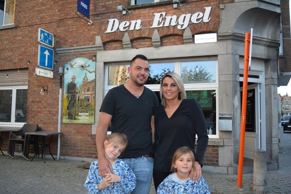 Den Engel wordt nu gerund door Jelle Dejonghe en zijn vriendin Emily Denys, op de foto met dochtertjes Aïcha en Mila.
