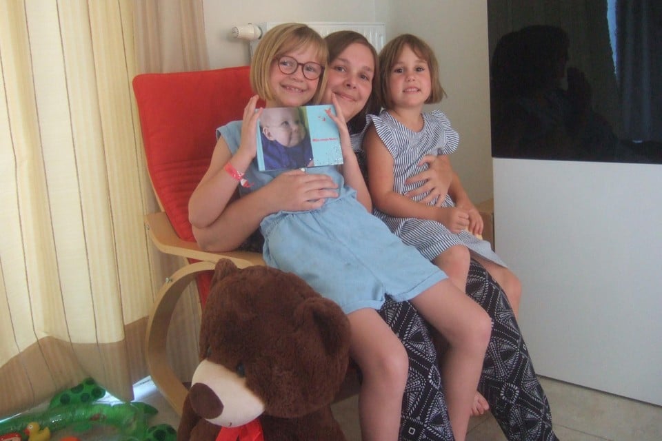Sofie D‘Hondt met haar dochtertjes Elise en Ella. Ze denken nog iedere dag aan hun overleden zusje Noor.
