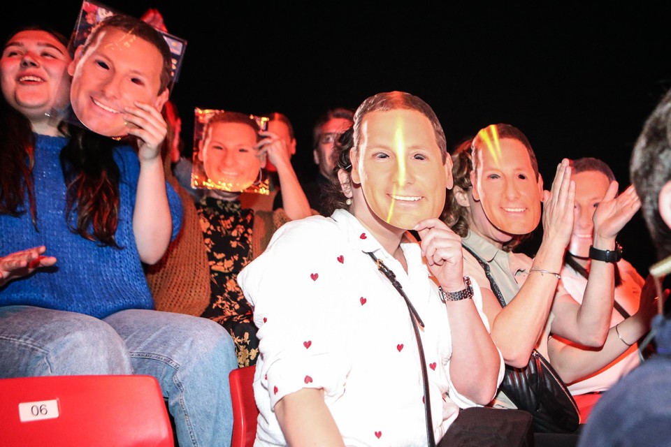Tijdens de show zetten de fans een masker met de beeltenis van Gert op. 