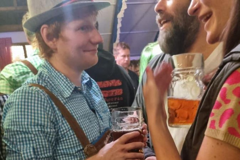 Ed Sheeran verscheen in lederhosen,