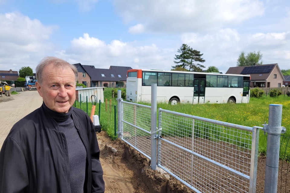 Gemeenteraadslid Emiel De Boeck (CD&amp;V) vraagt dat de gemeente optreedt om de bus te laten weghalen.