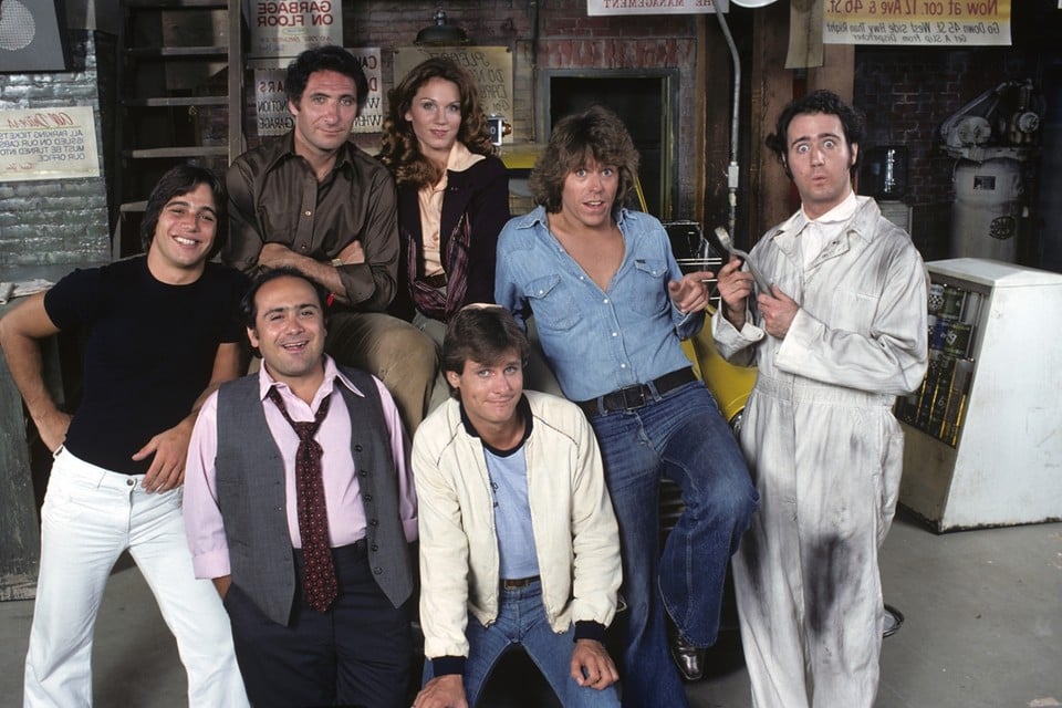 De cast van Taxi: Tony Danza staat uiterst links.