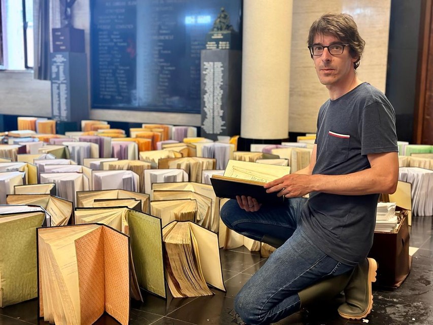 Stadsarchivaris Pieter en zijn collega’s waren de hele dag in de weer om de honderden boeken te redden.