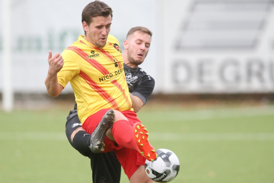 Emiel Knockaert (geel) is aan zijn eerste seizoen bezig bij Moorslede en is met tien goals de topscorer van de ploeg.