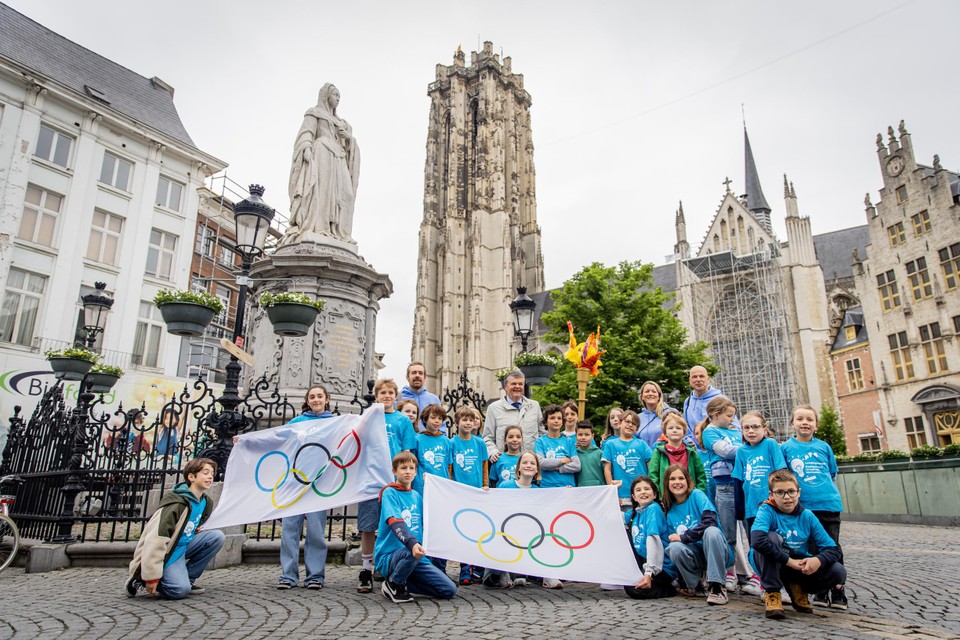De leerlingenraad toont de olympische vlaggen vlak bij de Grote Markt.