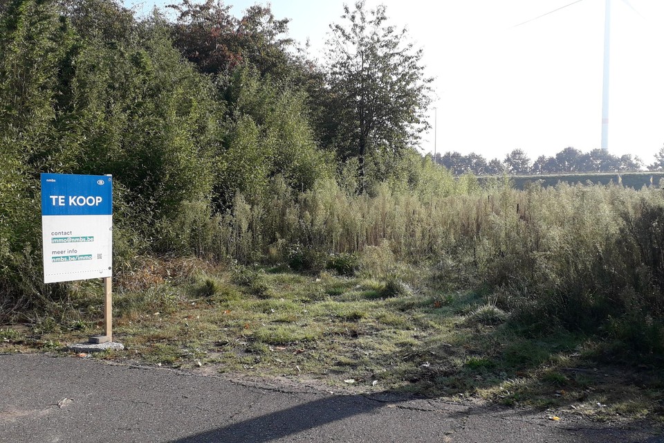 De verkoopbordjes van NMBS in de Veldstraat. Hier was de toegang tot de Brechtse Veldtuintjes tot 8 juni 2020.
