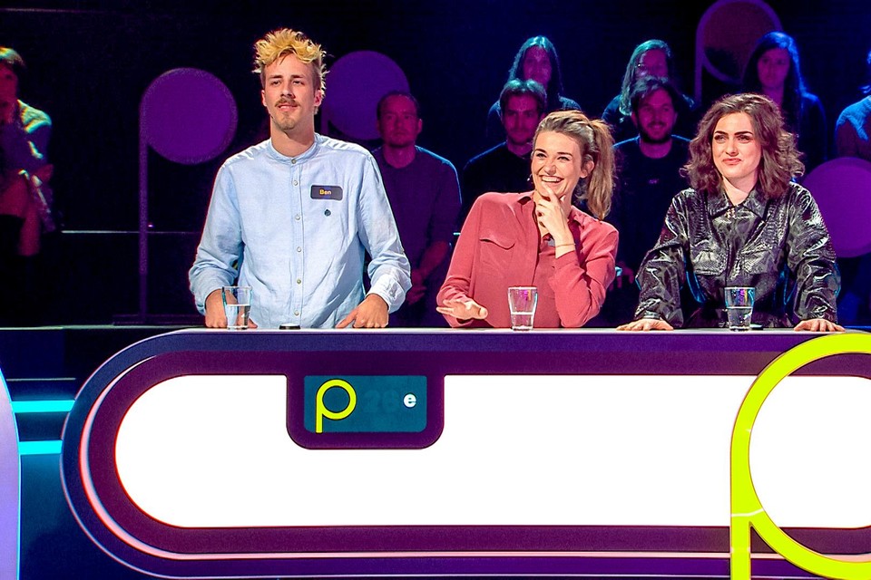 Olga Leyers (rechts) poogt Matthijs Van Nieuwkerk te imponeren. Maar dat ze de frontman van Red Hot Chili Peppers heeft ontmoet, deert hem weinig.