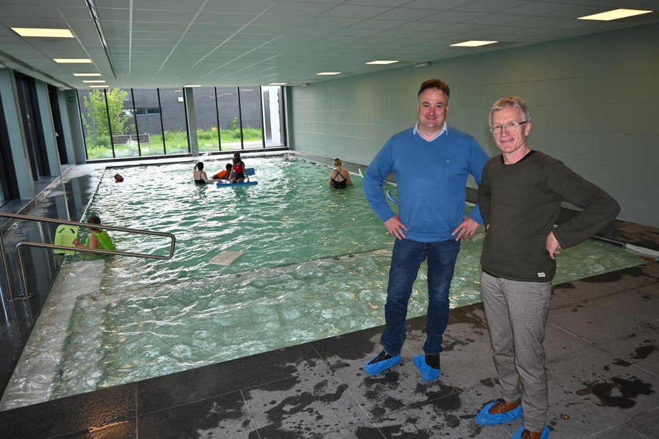 Directeurs Wim Camelbeke en Geert Verpoest tonen vol trots het vernieuwde zwembad.