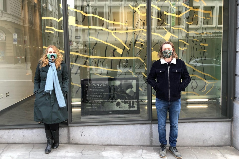 Annemie Maes en Sam Geuens stellen hun collagewerken van 22 april tot 28 mei tentoon in de etalages van de Raad van de Vlaamse Gemeenschapscommissie in hartje Brussel. 