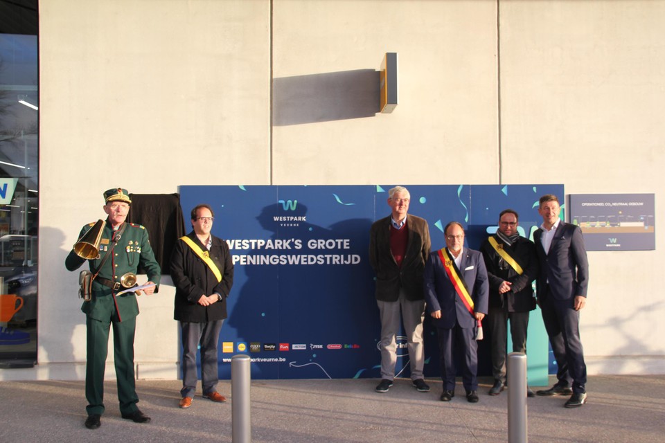 Het nieuwe winkelcomplex Westpark werd feestelijk geopend in het bijzijn van onder meer burgemeester Peter Roose en belleman Joris Goens. 