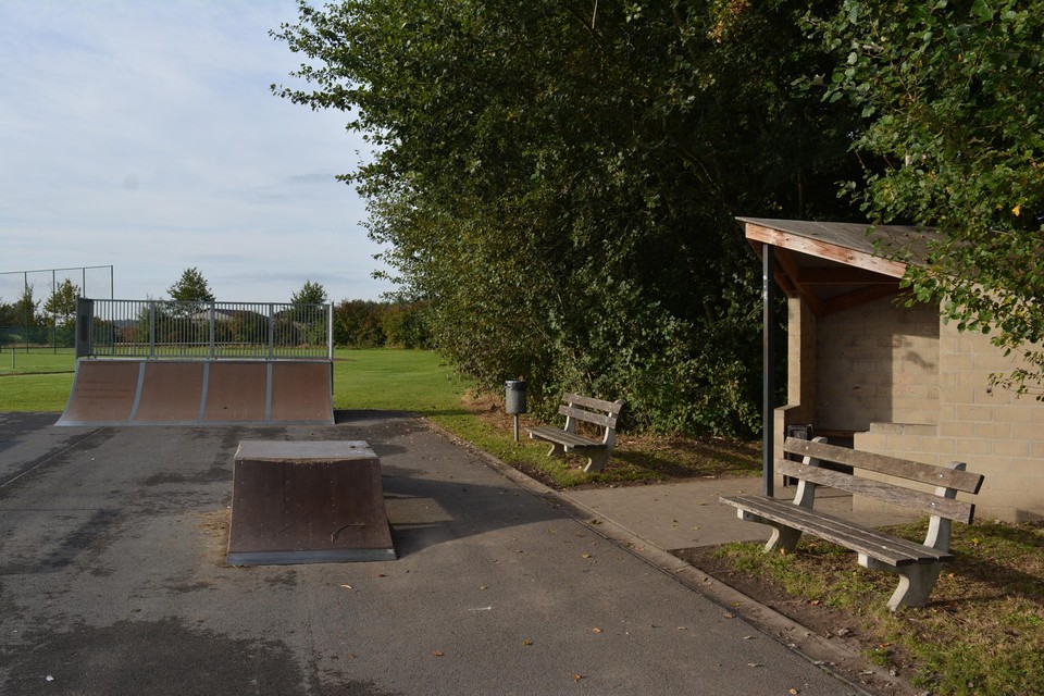 De vermeende feiten zouden zich hier afgespeeld hebben, aan de bankjes van het skatepark. Daarachter ligt een bosje.