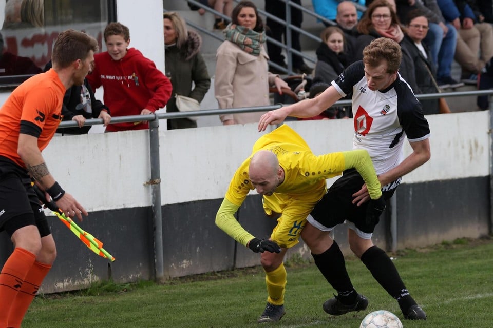 Tom Denorme haalt Julien Declerck onderuit.