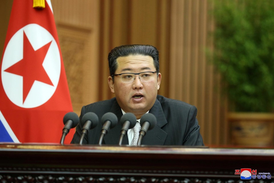 Staatspersagentschap KCNA heeft deze foto verspreid van een toespraak door Kim Jong-un in Pyongyang. 