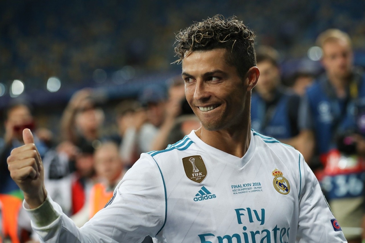 bleek reservering Uitgaand Geruchtenmolen slaat op hol: Cristiano Ronaldo ontbreekt als enige bij  presentatie nieuwe shirts Real Madrid | Het Nieuwsblad Mobile