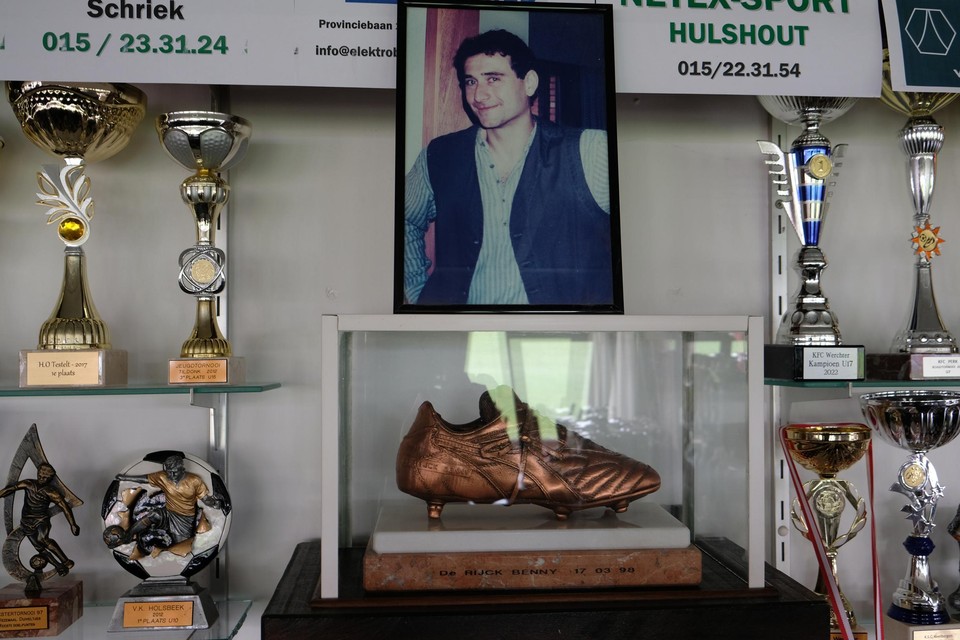 In de cafetaria van de voetbalclub hangt nog een mooi portret van Benny.