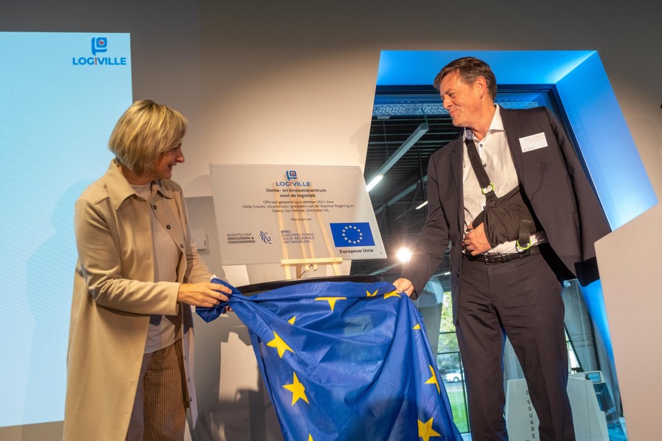 Vlaams viceminister-president Hilde Crevits en VIL-voorzitter Danny Van Himste onthullen de gedenkplaat voor de opening van Log!Ville. 