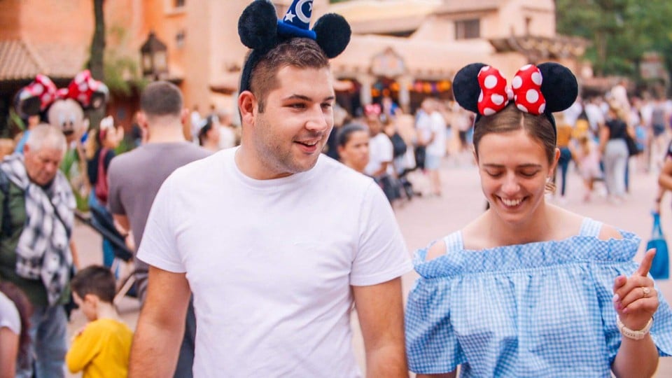 Yarne en Joline samen in Disneyland.