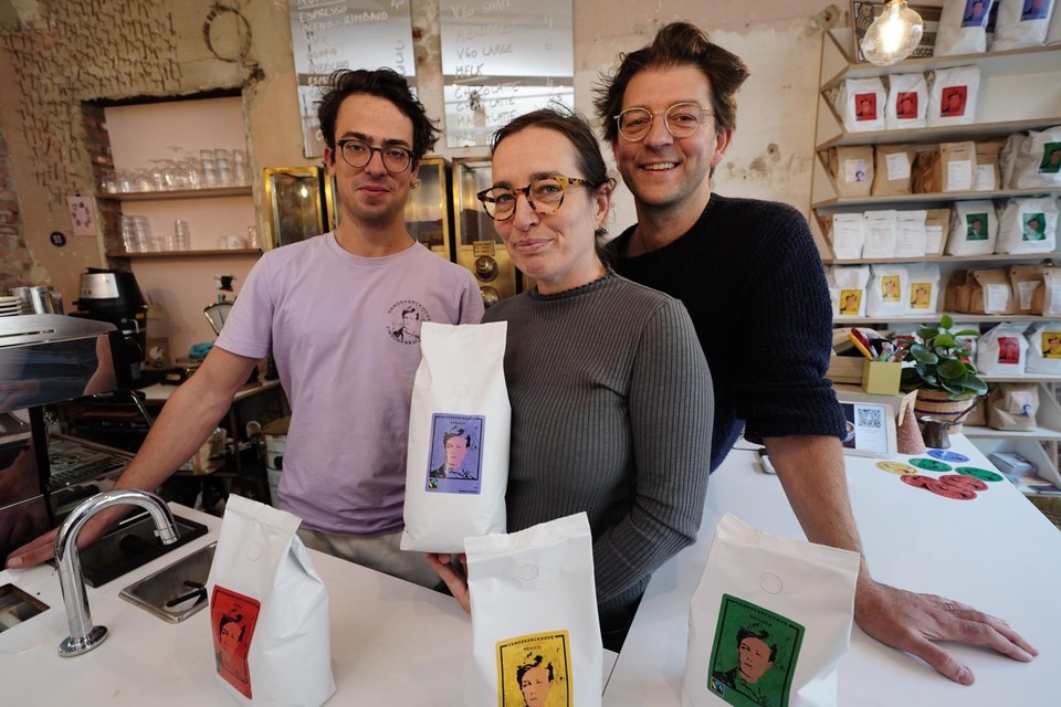 Ties Poulin, Anna Bargiel en Louis Vandekerckhove (vlnr.) serveren fair trade-koffie.