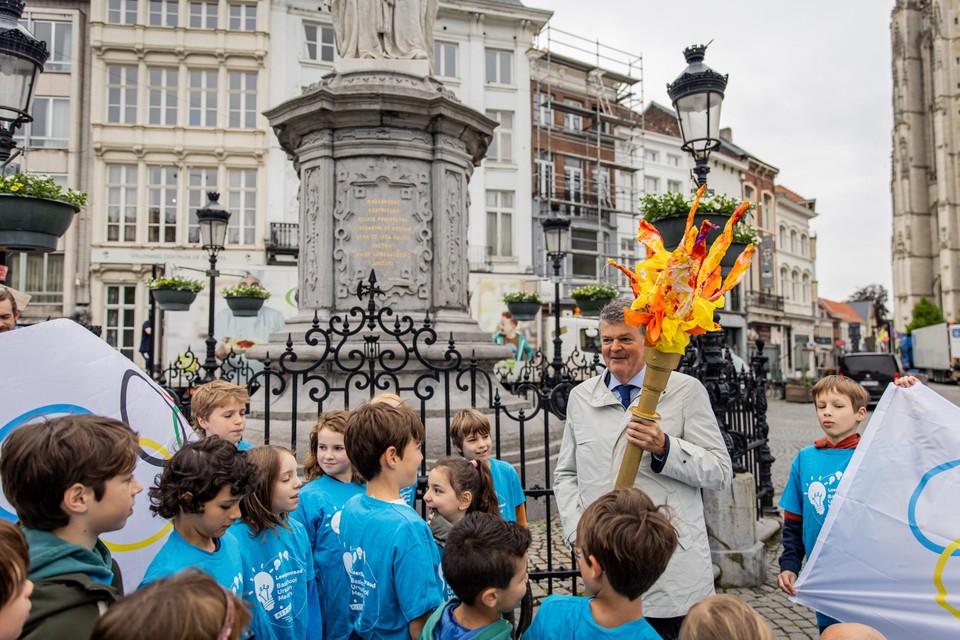 Burgemeester Bart Somers overhandigde de symbolische olympische vlam.