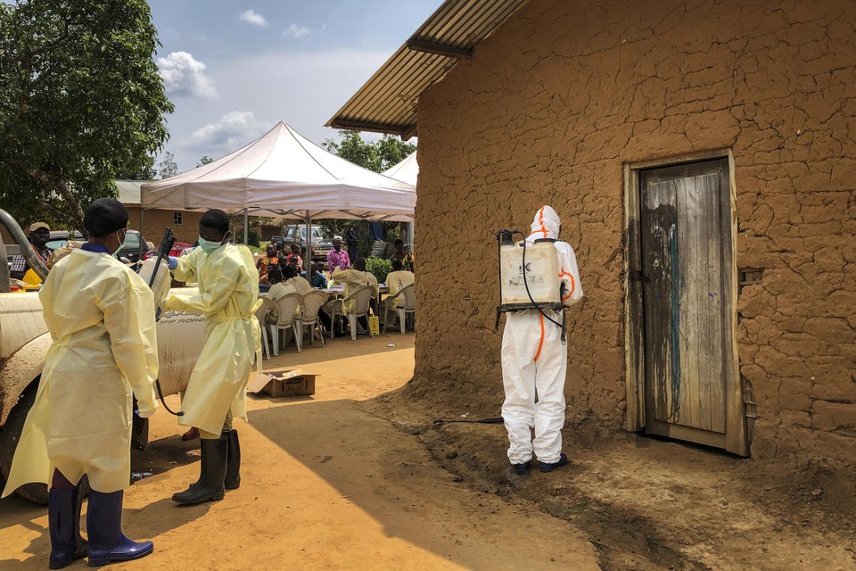 Archiefbeeld: een medewerker van de Wereldgezondheidsorganisatie ontsmet een huis waar besmettingen met ebola werden vastgesteld in Congo.