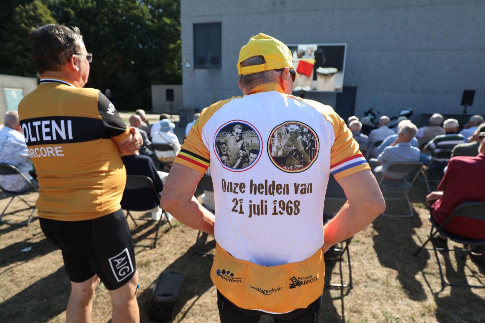 Wielerfans eren de overleden wielerkampioen Herman Vanspringel op gepaste wijze. 