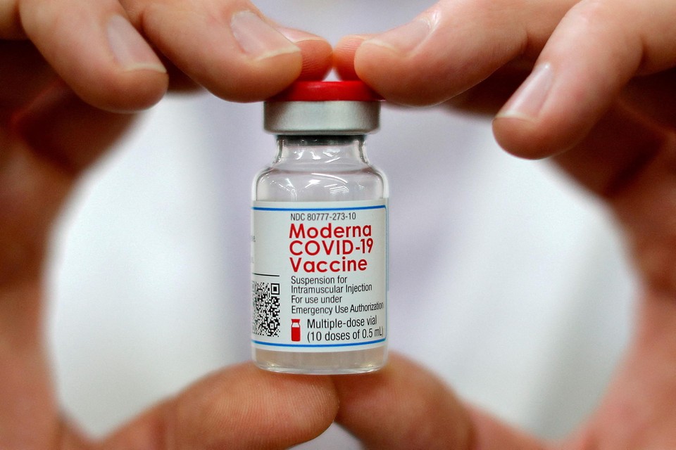 Een flacon van het Moderna covid-19-vaccin. 