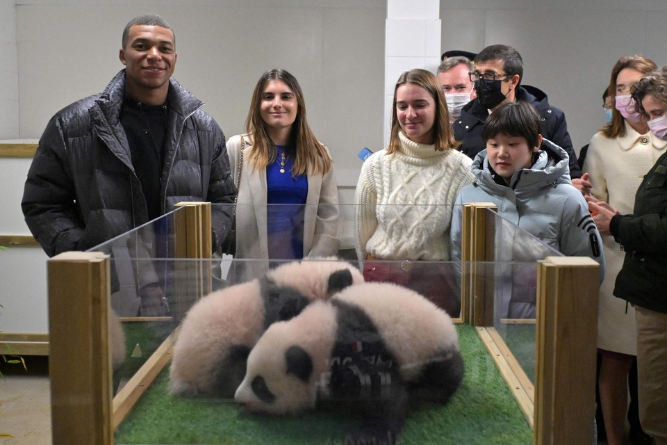 Kylan Mbappé en Zhang Jiagi bij hun peetkinderen