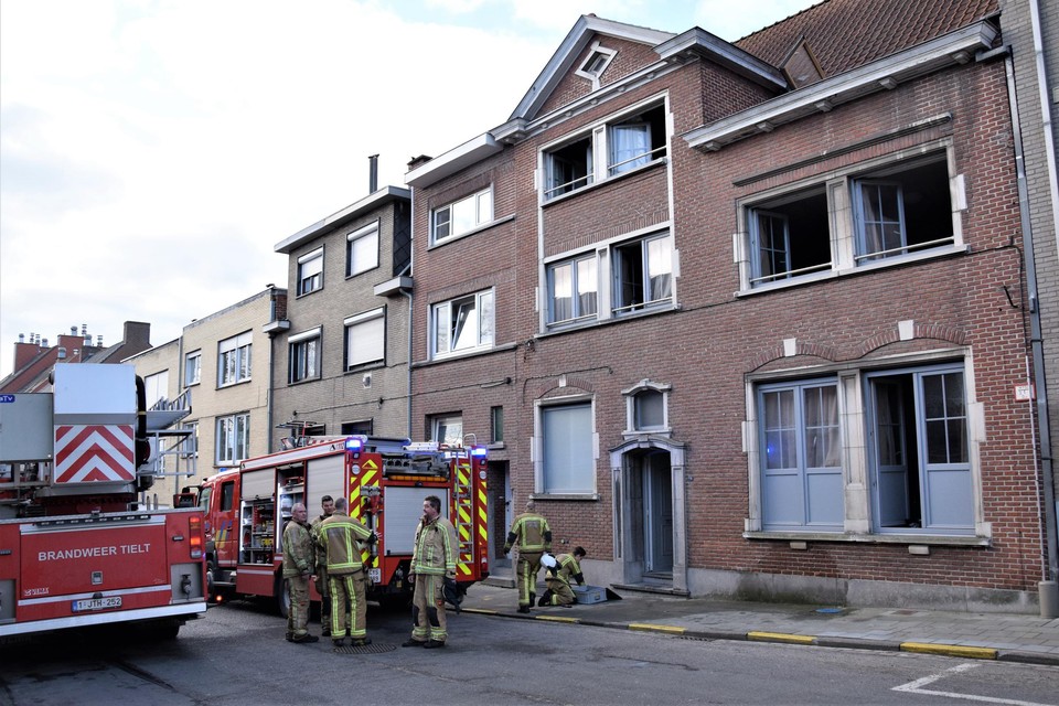 In de kelder van dit appartementsgebouw in de Oude Stationstraat brak zaterdagvoormiddag brand uit. De bewoners konden dankzij het alarmsignaal tijdig evacueren.